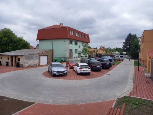 Prostranství u bytovek po