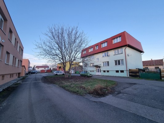 Prostranství u bytovek před