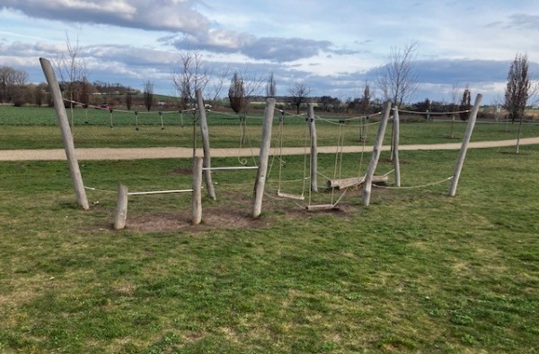 Herní prvky v zeleném pásu u školy