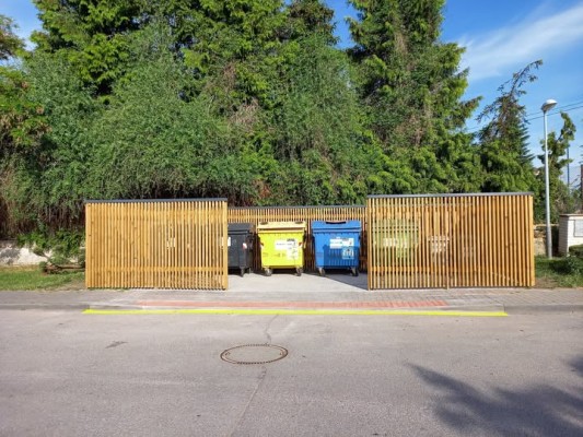 Kontejnerové stání u zdravotního střediska