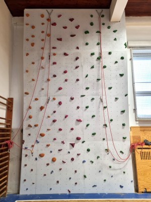 Vnitřní lezecká stěna ve školní tělocvičně