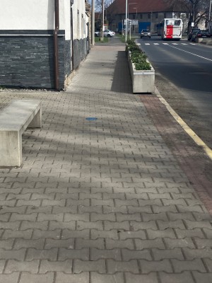 Oprava povrchu chodníku v ulici Mělnická