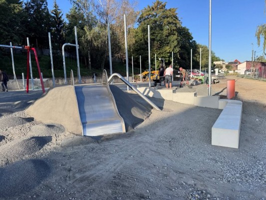 Nové dětské hřiště roste před očima