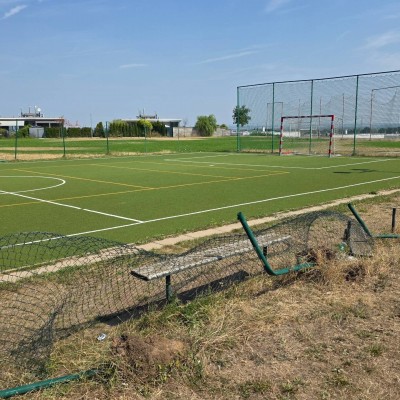 Nové boční ochranné sítě na víceúčelovém hřišti v areálu ZŠ