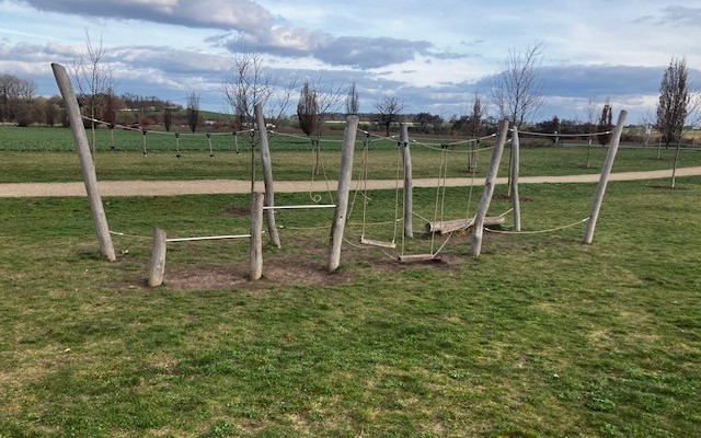 Herní prvky v zeleném pásu u školy