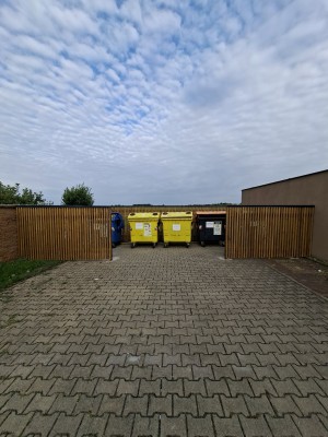 Kontejnerové stání v ulici Nedvědova