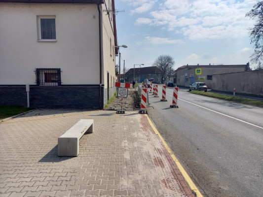 Oprava povrchu chodníku v ulici Mělnická